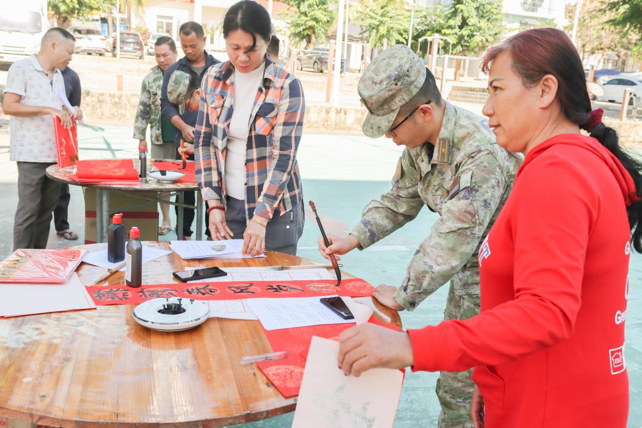軍民共建傳春意。胡魁攝