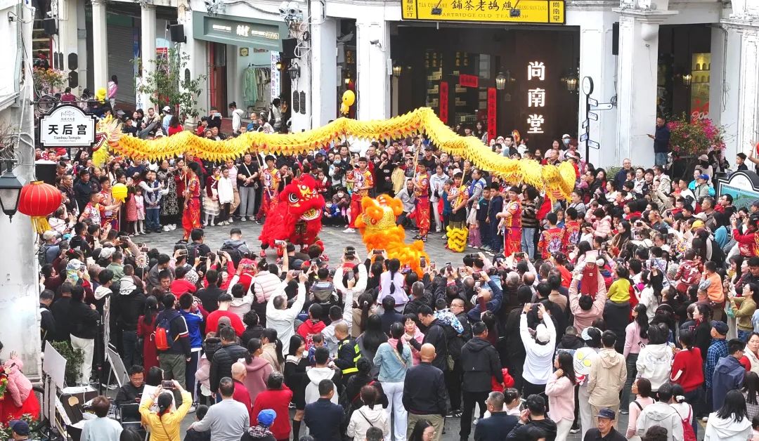騎樓老街的舞龍舞獅表演。?？诼梦木止﹫D