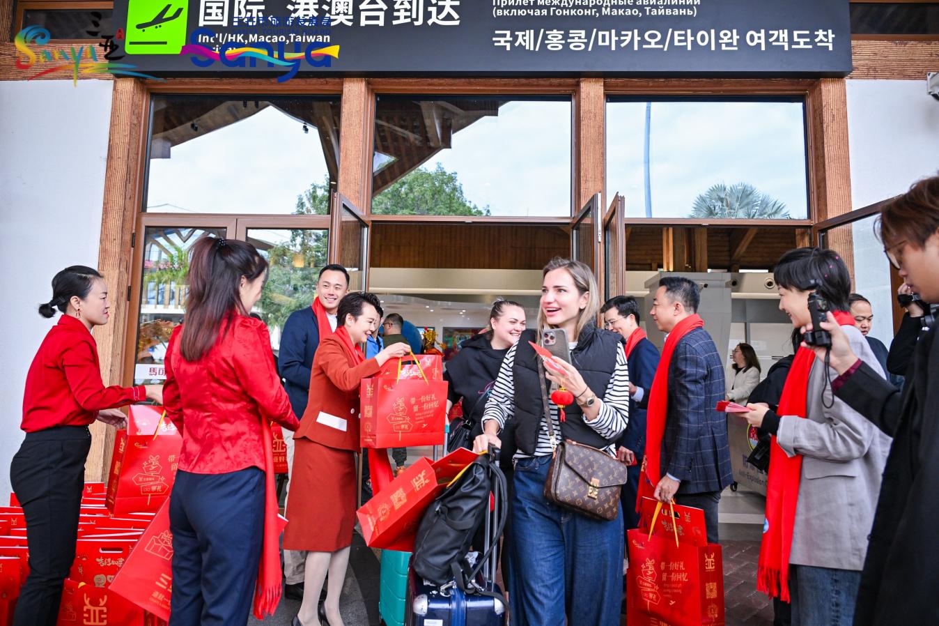 外國游客落地三亞領(lǐng)取新春專屬禮遇。三亞市旅游發(fā)展局供圖