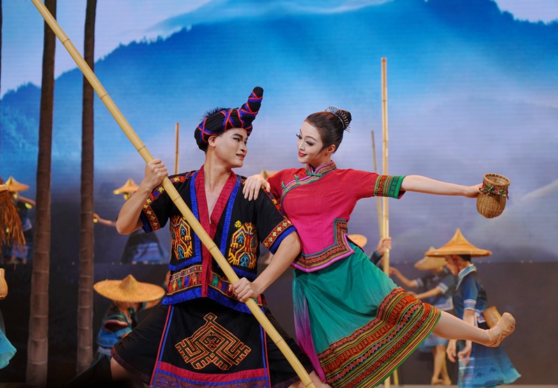 演員服裝多采用非遺黎錦元素，展現(xiàn)出豐富的民族文化內(nèi)涵。主辦方供圖