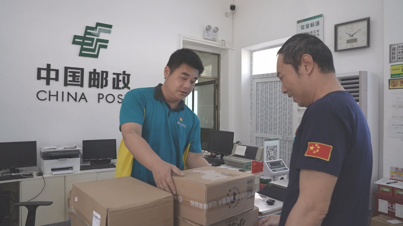 三沙郵政工作人員收寄快遞包裹。黃文燕攝