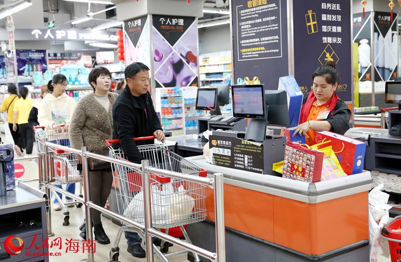 市民在商場內(nèi)使用消費(fèi)券消費(fèi)。人民網(wǎng)記者 符武平攝