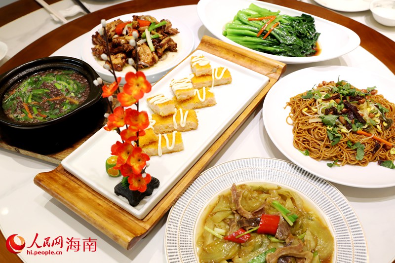 3.瓊菜之家餐廳推出換花節(jié)專屬套餐。人民網(wǎng)記者 符武平攝