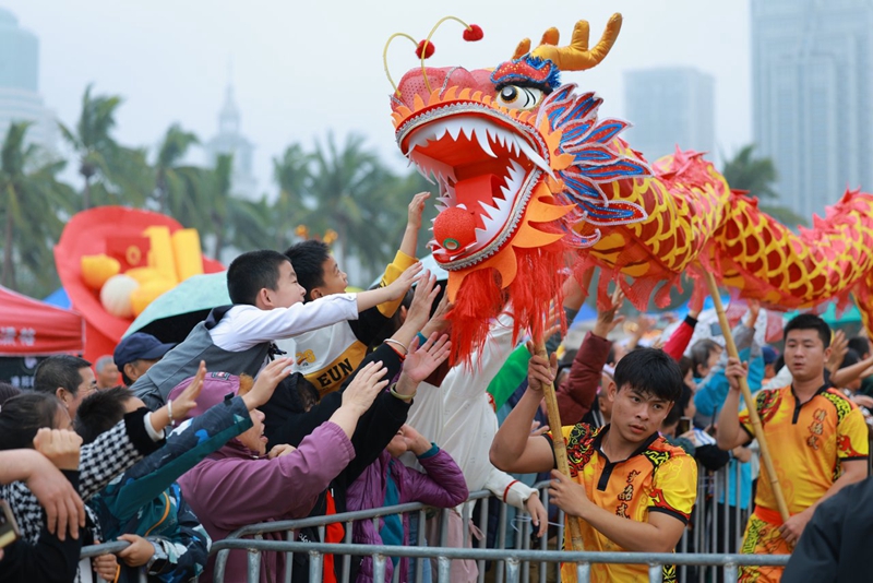 金龍祈福。?？谌诿襟w中心供圖