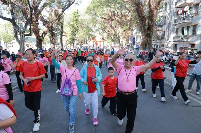 市民游客在徒步活動(dòng)中。 主辦方供圖