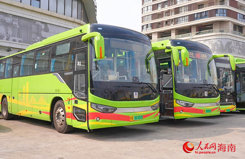 新上線的吉利遠程旅行版公交車。人民網記者 牛良玉攝