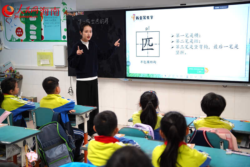 王芮在上課。 人民網(wǎng)記者 孟凡盛攝