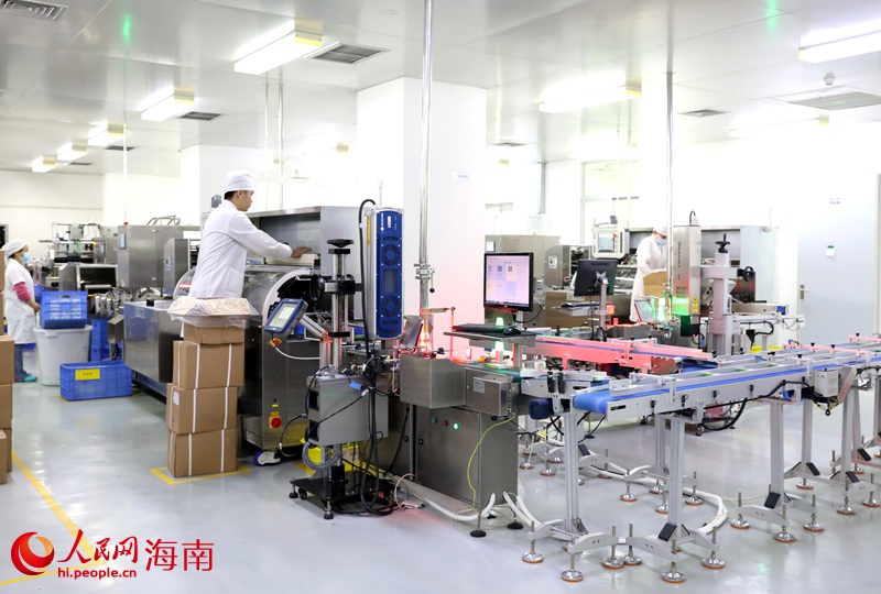 位于?？趪?guó)家高新區(qū)的海南亞洲制藥股份有限公司綠色生產(chǎn)車間。人民網(wǎng)記者 符武平攝