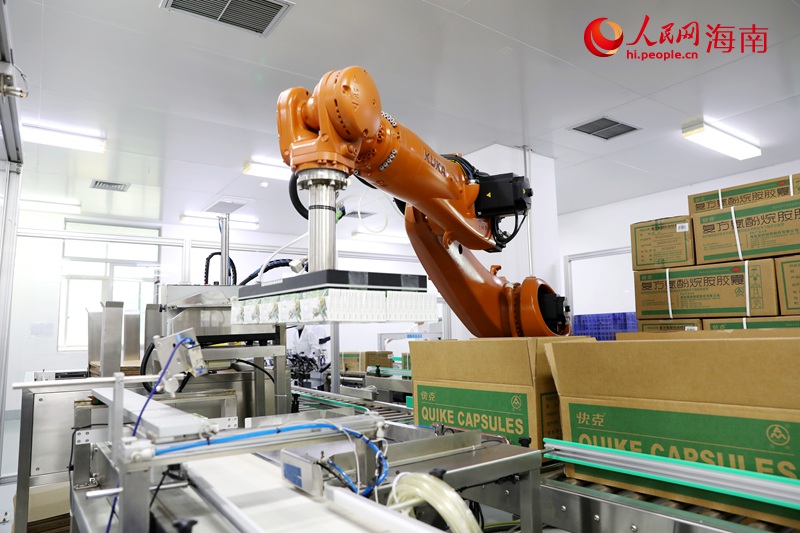 在生產(chǎn)包裝車間，機(jī)械臂正在完成產(chǎn)品打包。人民網(wǎng)記者 符武平攝