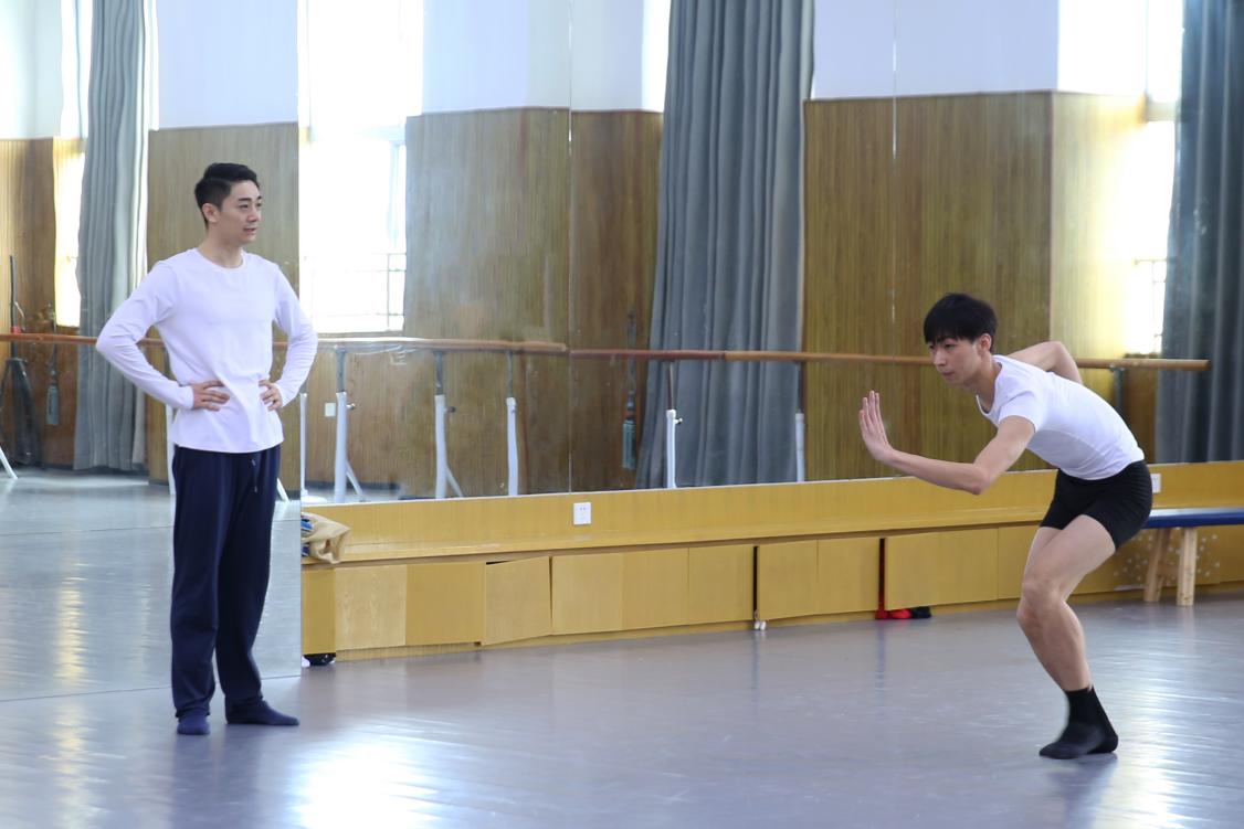 中央芭蕾舞團(tuán)老師在海南藝術(shù)職業(yè)學(xué)院指導(dǎo)排練。戴妍攝