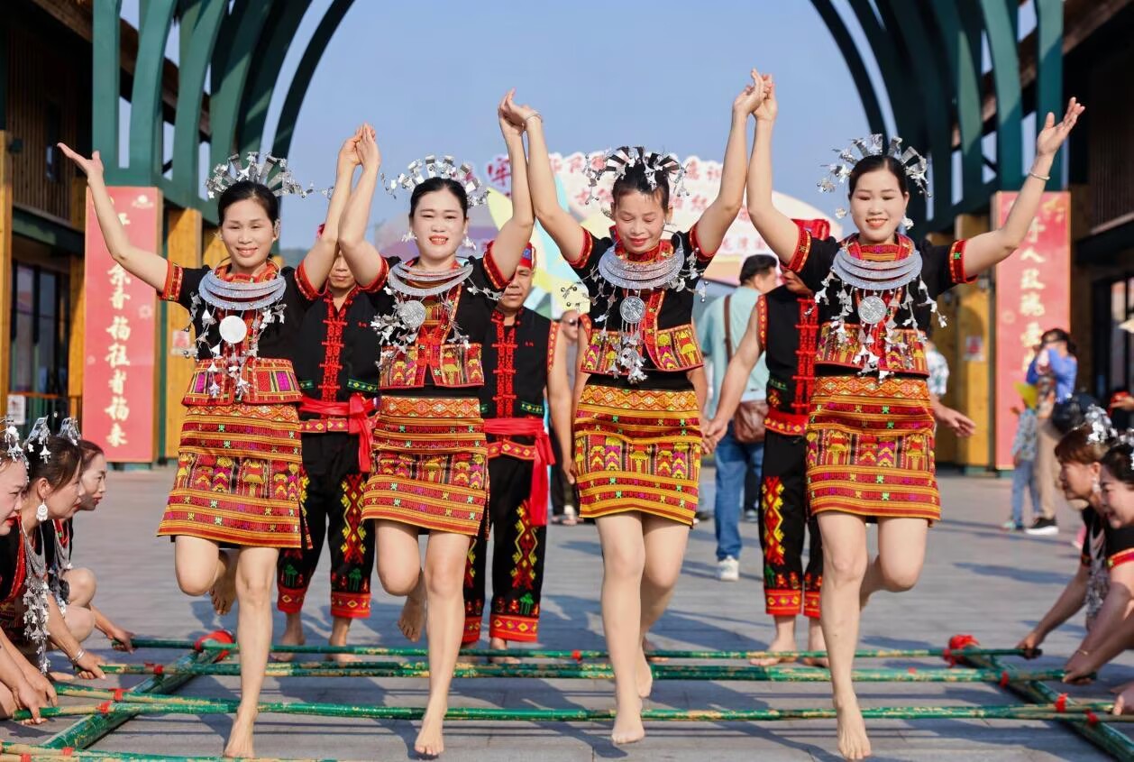 三亞吉陽(yáng)區(qū)2025年“三月三”節(jié)慶活動(dòng)舉行。亞龍灣國(guó)際玫瑰谷供圖