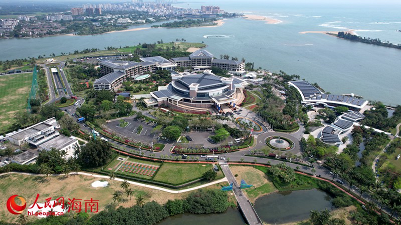 博鰲亞洲論壇國(guó)際會(huì)議中心建筑群“穿”上太陽(yáng)能光伏板，為論壇持續(xù)提供綠色電能。人民網(wǎng)記者 孟凡盛攝