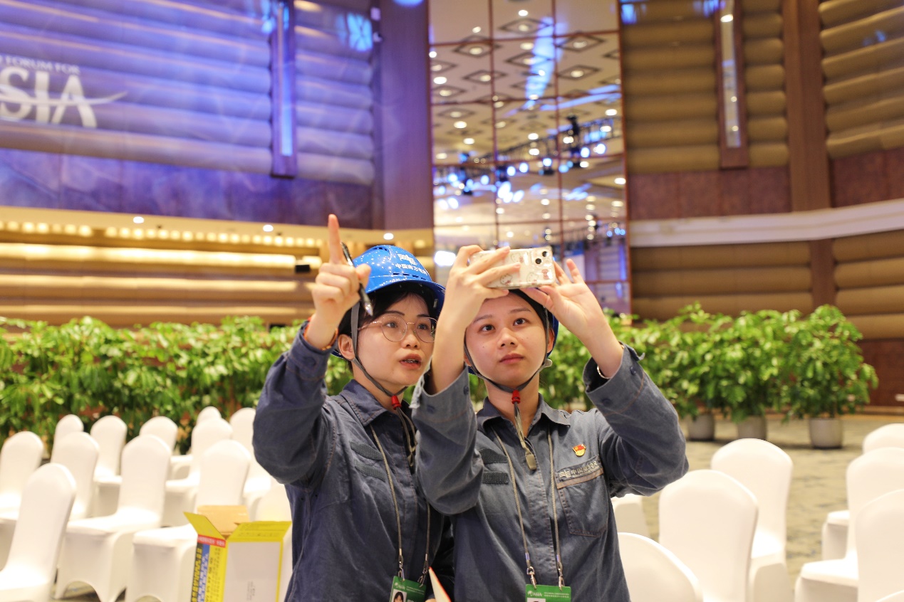 海南電網(wǎng)瓊海供電局博鰲現(xiàn)場保電組成員黃妙兒和吳彥漁在博鰲亞洲論壇會場進行巡檢。朱瀅琳攝