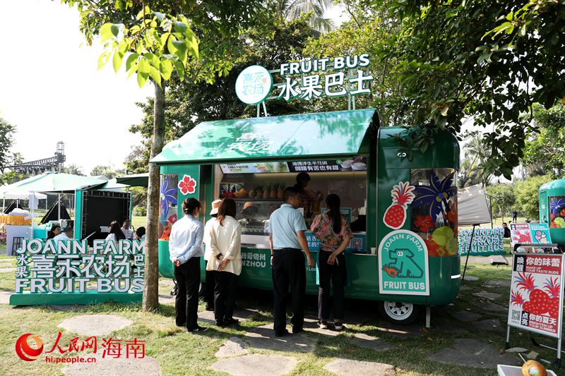 儋州城市展文創(chuàng)與熱帶水果市集一角。人民網記者 符武平攝