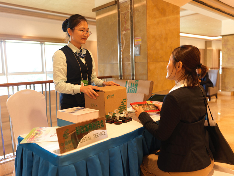 海南郵政年會現(xiàn)場駐點服務(wù)人員為與會來賓辦理郵件收寄。陳師攝