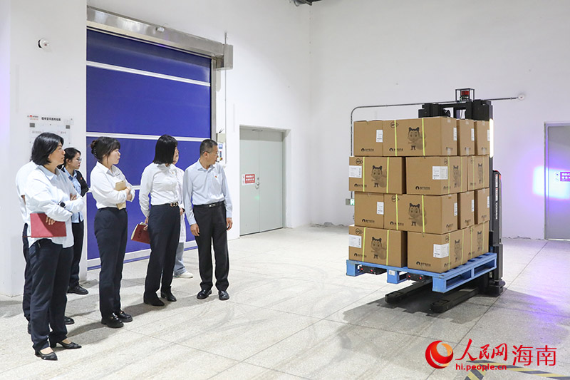 會(huì)后，參會(huì)企業(yè)代表參觀(guān)葫蘆娃藥業(yè)美安智能倉(cāng)庫(kù)。人民網(wǎng)記者 牛良玉攝