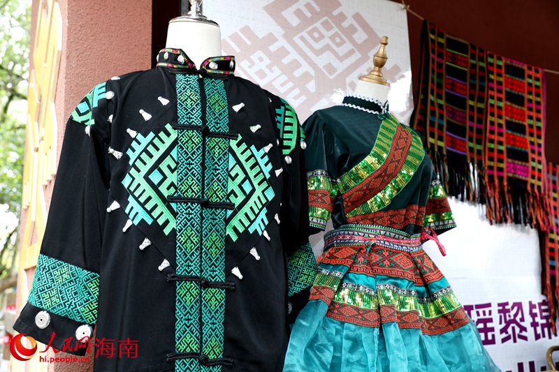 加入現(xiàn)代元素的黎錦服飾。人民網(wǎng)記者 符武平攝