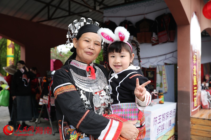 市民游客穿著黎錦服裝拍照合影。人民網(wǎng)記者 符武平攝