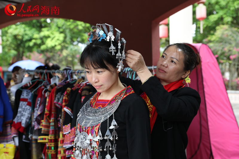 游客穿戴黎族服裝和頭飾。人民網(wǎng)記者 符武平攝