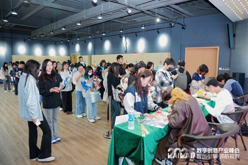 粉絲簽售環(huán)節(jié)吸引眾多粉絲打卡。 主辦方供圖