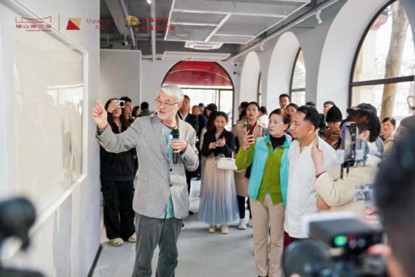 3、賈廷峰向與會嘉賓介紹展出內容。 主辦方供圖.jpg