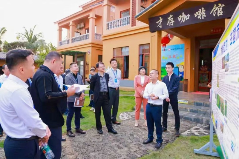 與會代表進行實地考察調(diào)研。 主辦方供圖