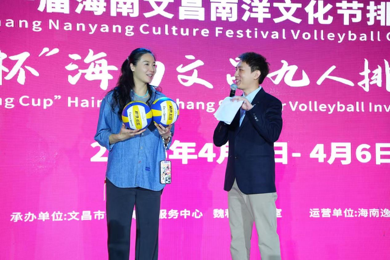 女排奧運(yùn)冠軍魏秋月與觀眾互動(dòng)。主辦方供圖