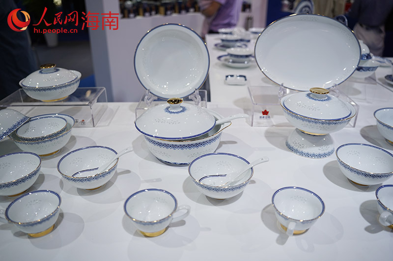 瓷器展品。 人民網(wǎng)記者 孟凡盛攝