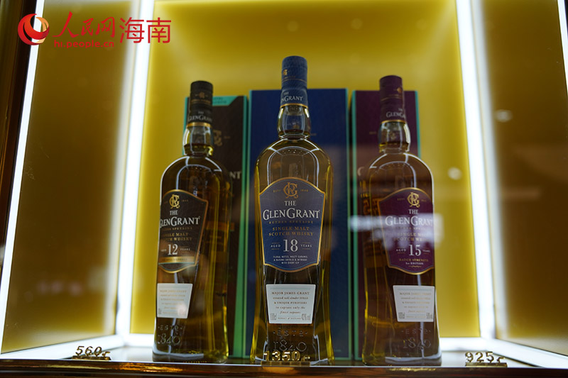 海南控股展館展出的酒類產(chǎn)品。 人民網(wǎng)記者 孟凡盛攝
