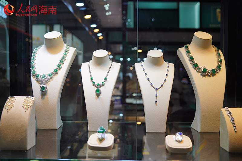 消博會上展出的珠寶類展品。 人民網記者 孟凡盛攝