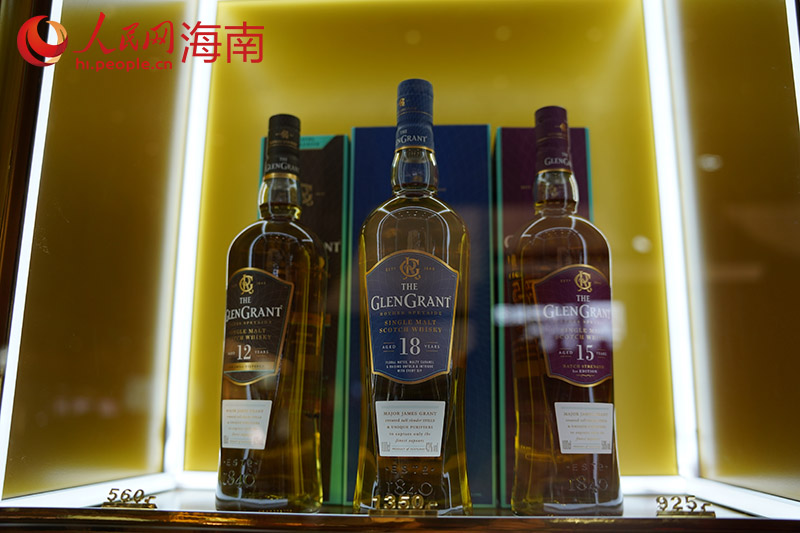 ?？孛舛愓桂^展出的酒類產(chǎn)品。 人民網(wǎng)記者 孟凡盛攝