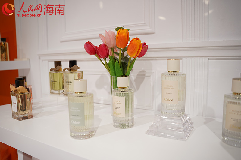 香化綜合區(qū)展出的香水產(chǎn)品。 人民網(wǎng)記者 孟凡盛攝