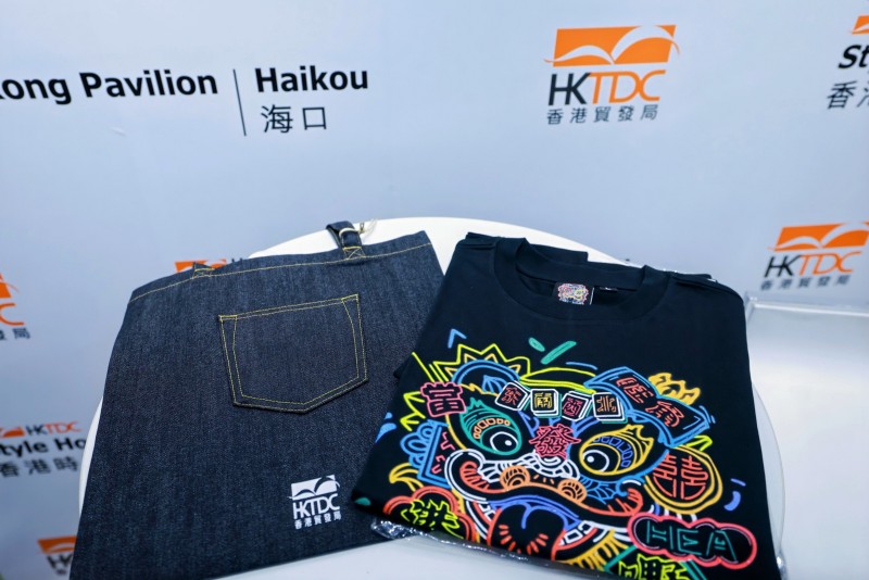 3、展館內，香港貿發(fā)局精心打造的牛仔布包和文化T恤衫亮相。