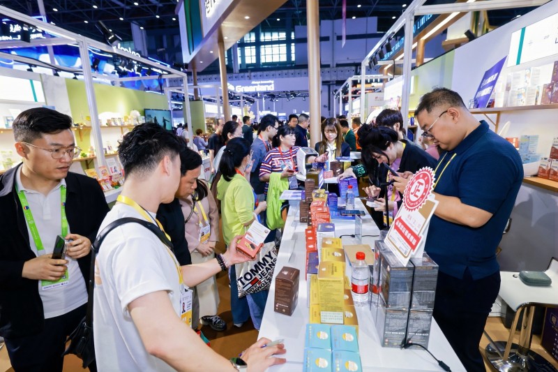 5、現場正想了解各類展品。
