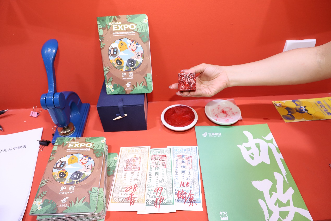 消博郵局的文創(chuàng)產(chǎn)品。黃文燕攝