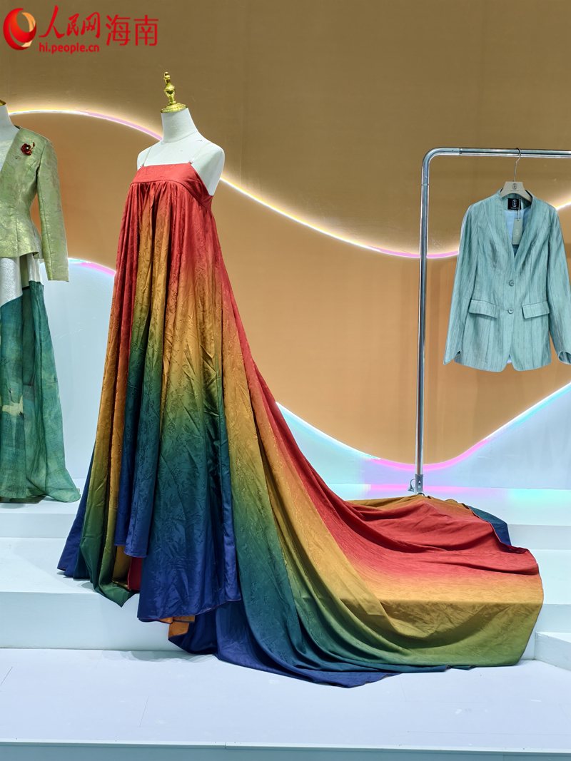 第五屆消博會(huì)上展出的精美服飾。人民網(wǎng) 符澤民攝