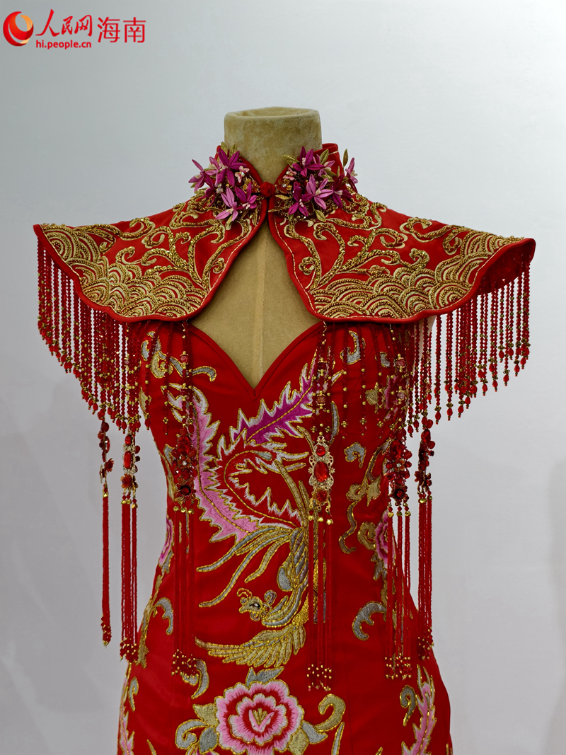 第五屆消博會(huì)上展出的精美服飾。人民網(wǎng) 符澤民攝
