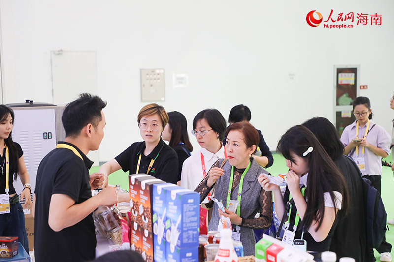 高端食品展臺(tái)，吸引眾多觀展者試吃。人民網(wǎng)記者 牛良玉攝