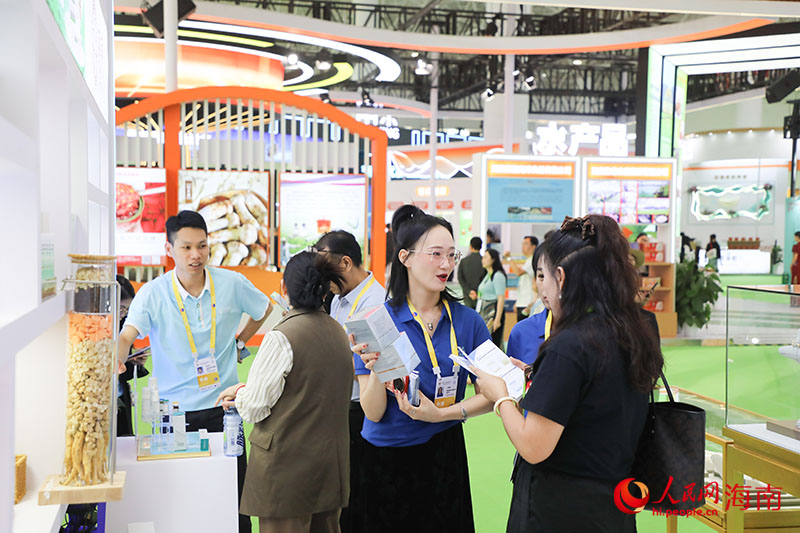 觀展者現(xiàn)場(chǎng)了解園區(qū)企業(yè)大健康產(chǎn)品。人民網(wǎng)記者 牛良玉攝