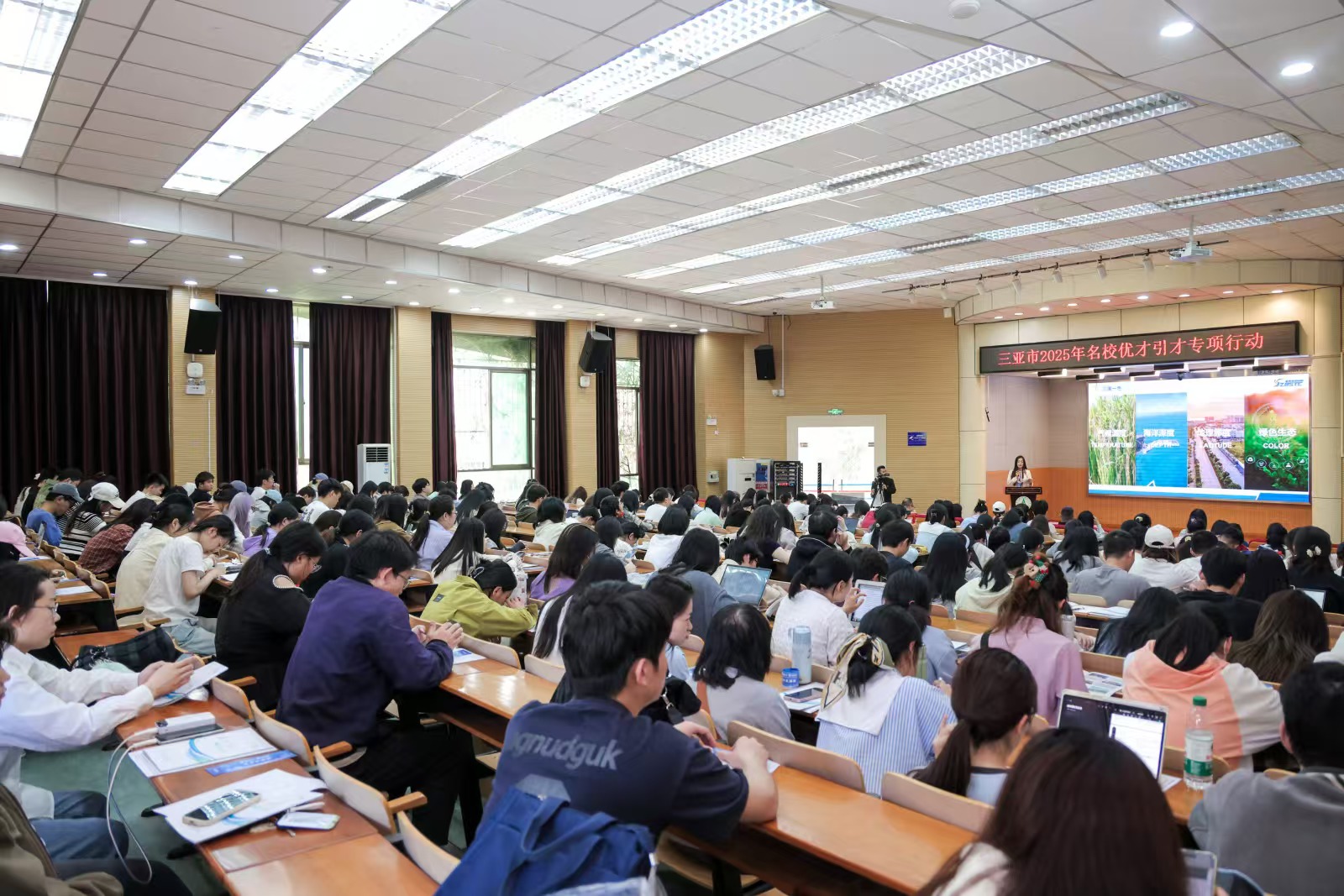 三亞赴武漢招聘宣講現(xiàn)場(chǎng)。
