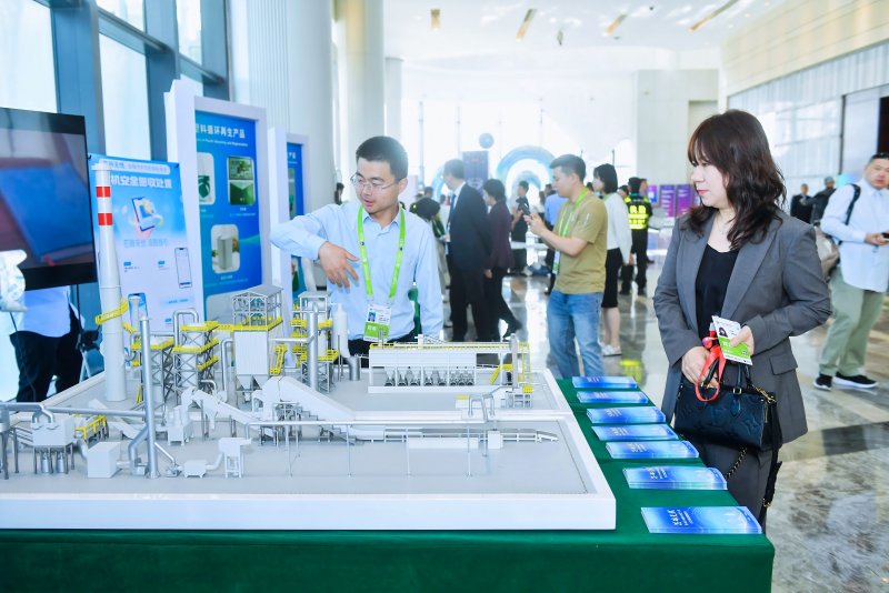 5、現(xiàn)場展示的手機(jī)回收粉碎再利用裝置。