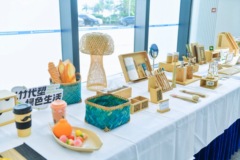 6、“以竹代塑”，現(xiàn)場展示的竹制品。