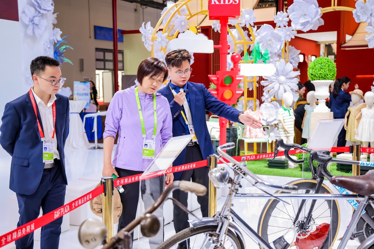 “鎮(zhèn)館之寶”自行車吸引了眾多觀展者的目光。?？孛舛惞﹫D