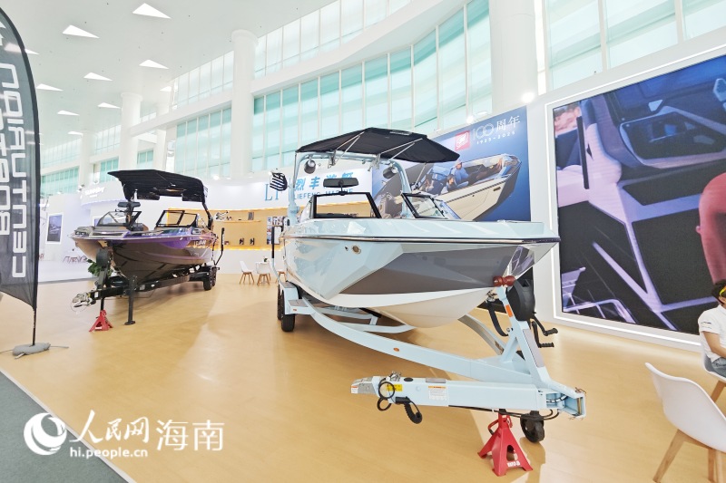 游艇靜態(tài)展示區(qū)內(nèi)展示的游艇。 人民網(wǎng) 枉源攝