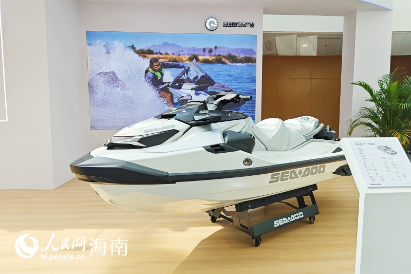 游艇靜態(tài)展示區(qū)內(nèi)的摩托艇。 人民網(wǎng) 枉源攝