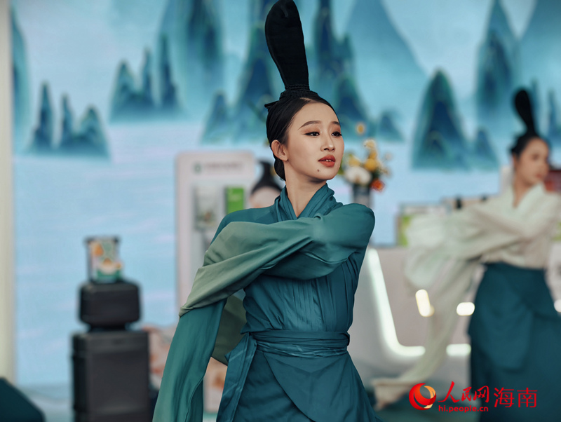消博會上，不少展館都帶來沉浸式的文藝演出，在這個“國際范”的盛會上展示“中國風(fēng)”。人民網(wǎng) 符澤民攝