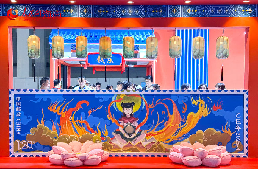 4號(hào)館的消博郵局將中國(guó)經(jīng)典動(dòng)漫形象與郵政文化元素深度結(jié)合，創(chuàng)意式消費(fèi)場(chǎng)景深受參展商和觀(guān)展市民喜歡。人民網(wǎng) 劉楊攝