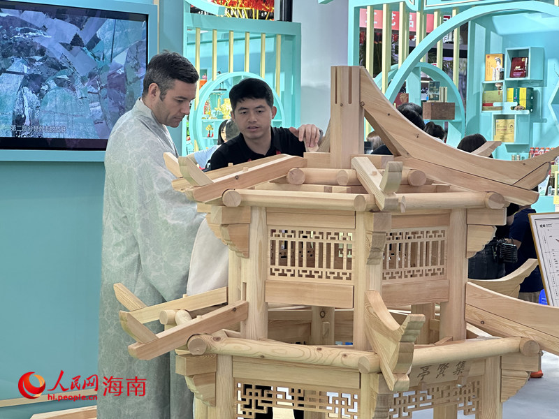 在浙江館，參觀者可現(xiàn)場拼搭中國傳統(tǒng)古建筑榫卯積木“西湖集賢亭”，了解榫卯技藝，感受古人智慧與匠心。人民網(wǎng) 劉楊攝