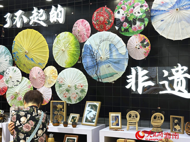 四川館在消博會(huì)上展示的非遺文創(chuàng)產(chǎn)品。人民網(wǎng) 劉楊攝