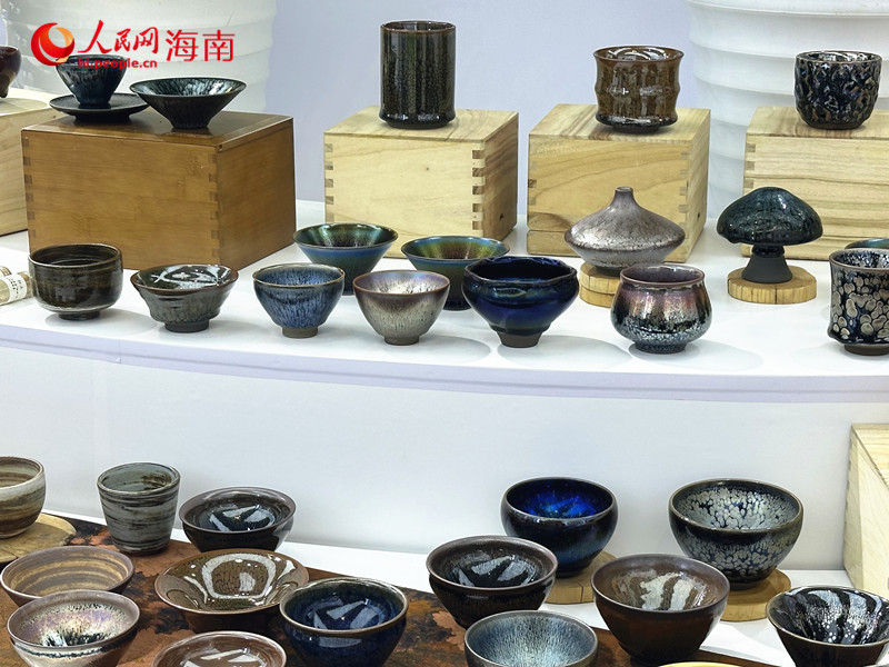 福建館對(duì)外展示的建盞產(chǎn)品，胎質(zhì)古樸厚重、釉彩恰似星空。人民網(wǎng) 劉楊攝